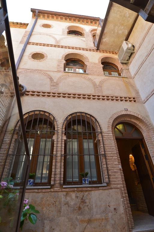 Apartamentos La Casa Del Grial Toledo Luaran gambar