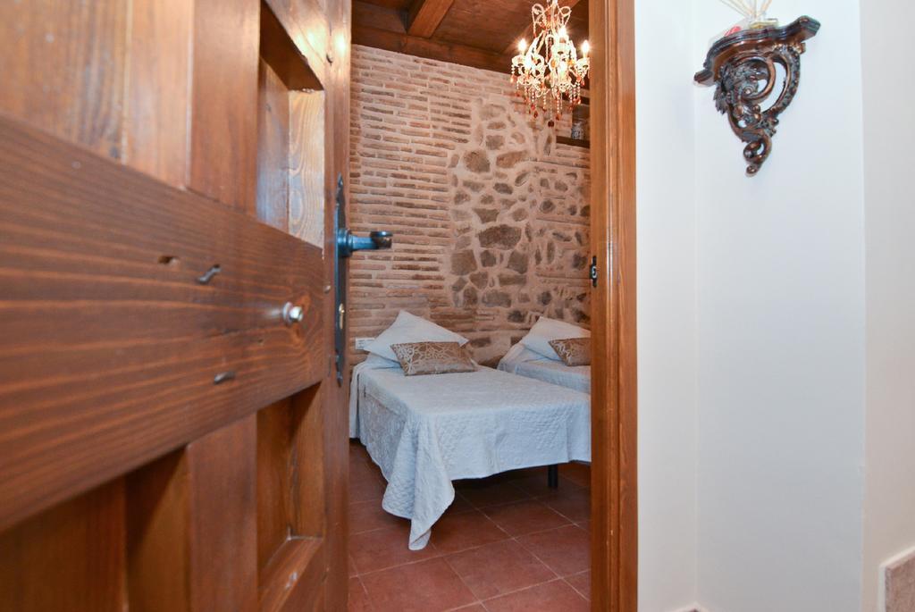Apartamentos La Casa Del Grial Toledo Bilik gambar